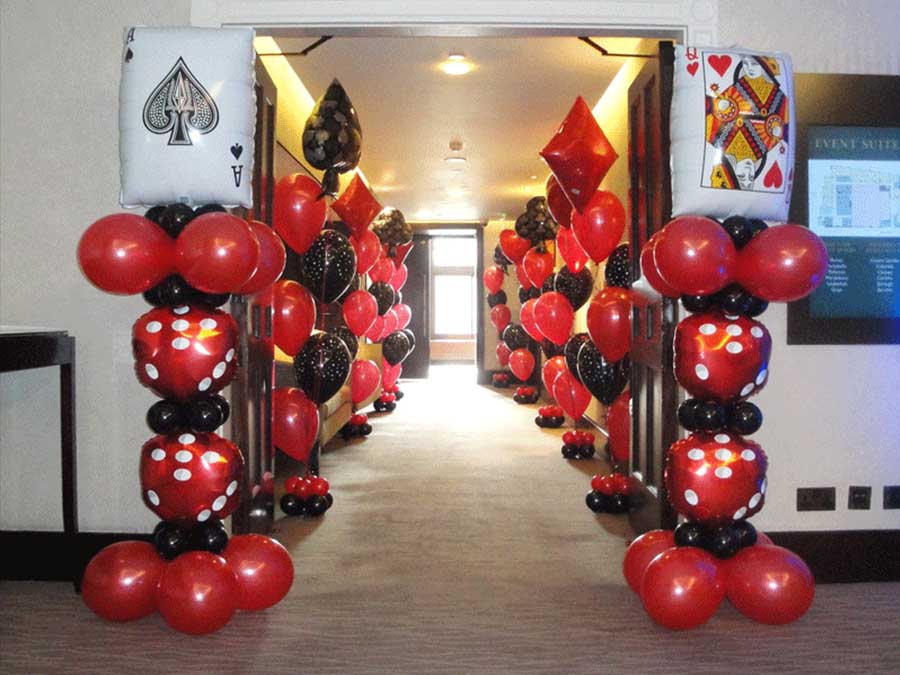 Décoration structure en ballons casino Artiste en Coulisse